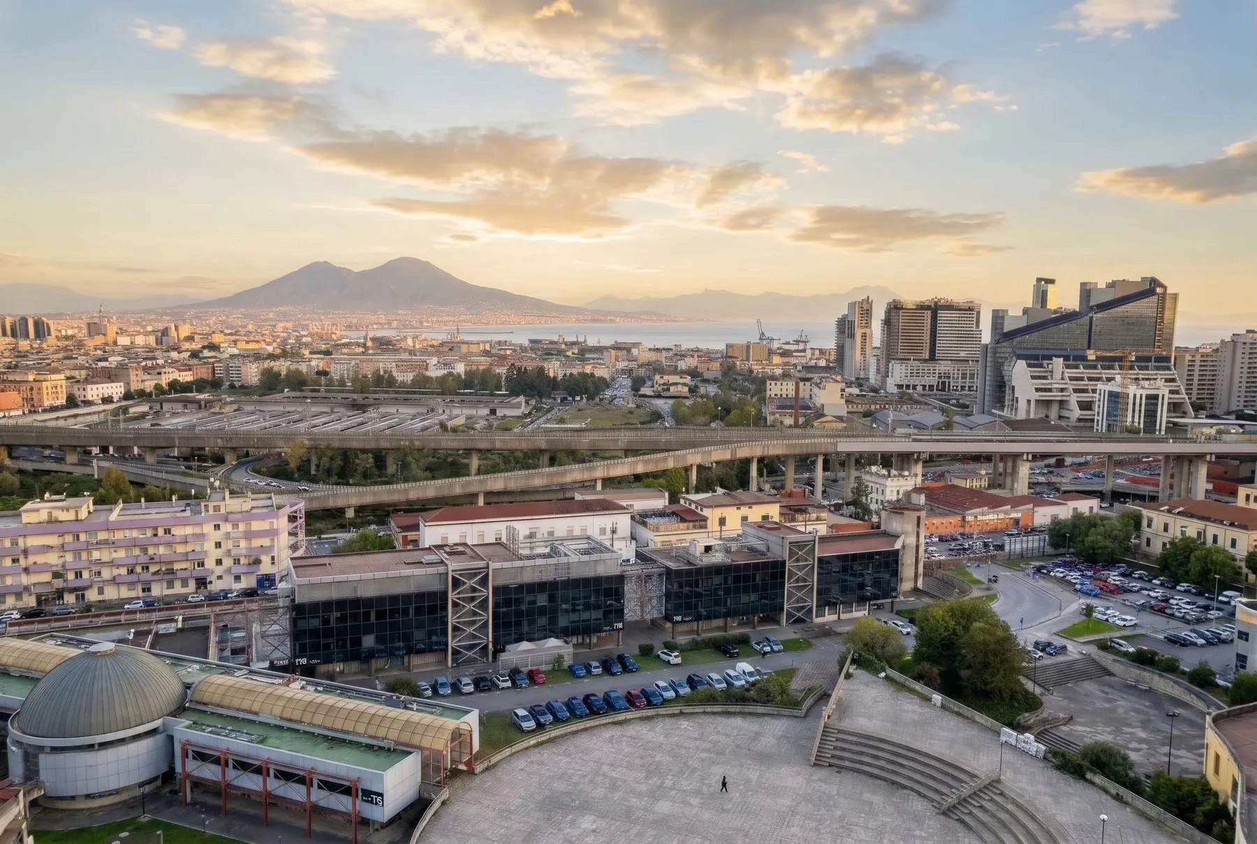 Napoli e il Vesuvio al tramonto, vista dall'alto